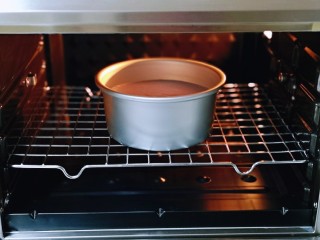 16、6寸蝶豆花戚风蛋糕,将模具入烤箱中层。