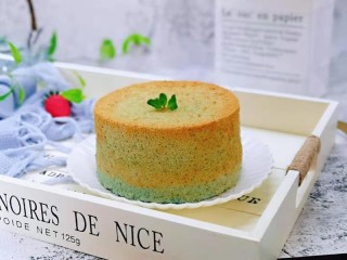 18、6寸蝶豆花戚风蛋糕,取出后倒扣在晾网上凉透再脱模！好吃又好看的蛋糕。