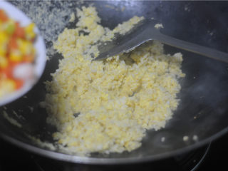8、虾仁炒饭,直到蛋液凝固，均匀地包裹米饭，倒入汆烫好的蔬菜粒
