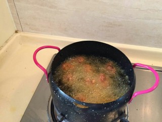 6、酸甜荔枝里脊肉,油再次到九成热。把丸子在此。放入油锅中炸至金黄表面。