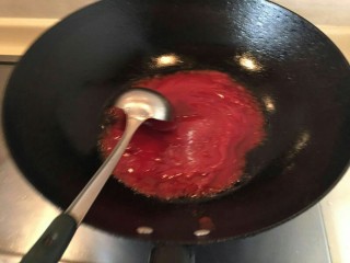 8、酸甜荔枝里脊肉,现在我们来调酱汁。倒入适量油,放入两大勺番茄酱。