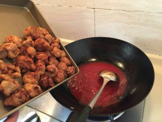 13、酸甜荔枝里脊肉,把炸好的丸子放到酱汁里。