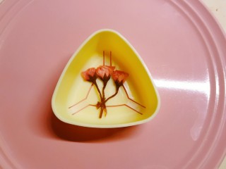 12、酱心营养饭团,饭团模具中放入小花