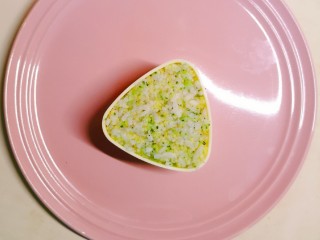 15、酱心营养饭团,再覆盖一层米饭 用盖子压平实