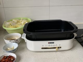 3、醋溜白菜,锅烧热