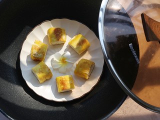 13、无敌简单的香蕉土司卷,切断盛出。