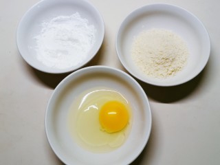 7、炸南瓜条,准备3个碗  分别放入鸡蛋 面包糠 玉米淀粉