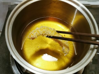 12、炸南瓜条,炸锅放入食用油