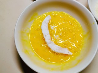 10、炸南瓜条,在鸡蛋液里滚一圈