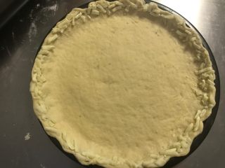 8、秘制芝心卷边披萨,取适量马苏里拉芝士粒贴在边缘。