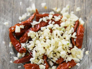 5、菠菜这样做开胃下酒，又不失营养,倒入辣椒干、蒜末