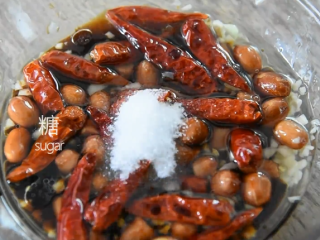 8、菠菜这样做开胃下酒，又不失营养,倒入生抽、香醋、盐、糖调味