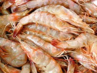 1、鲜虾片,我们首先准备鲜虾，我这个是去年有活虾的时候买了冻冰箱的