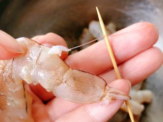 3、鲜虾片,挑去虾线