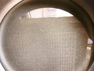 5、鲜虾片,锅里多到点油