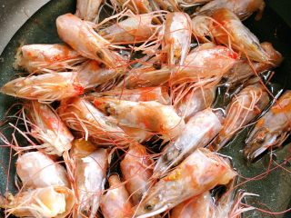 6、鲜虾片,倒入虾头中小火熬虾油