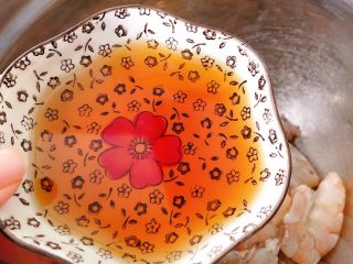 7、鲜虾片,虾仁里倒入料酒