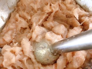 8、鲜虾片,搅拌成虾泥，我用的搅拌棒