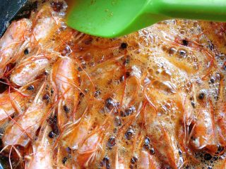 10、鲜虾片,我们中间把虾头用铲子按一按，把虾头里的糕压出来，熬到虾头边脆，油颜色发红就????了
