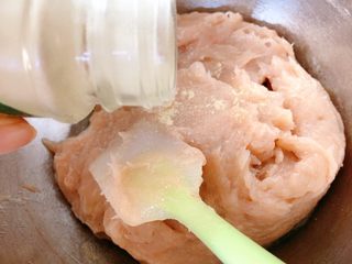 12、鲜虾片,在虾泥里加白胡椒粉