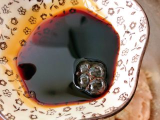 15、鲜虾片,加生抽搅拌均匀