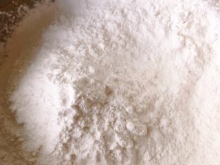 18、鲜虾片,加入木薯淀粉