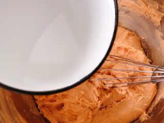 20、鲜虾片,加入刚烧开的沸水，到一点搅拌均匀后在到下一次，也可以一边到一边搅拌