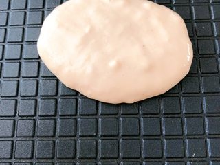 22、鲜虾片,盛一勺放蛋卷机上盖盖，会出水气，看白色的水气出完也就差不多了，具体还得看自己的蛋卷机的火力