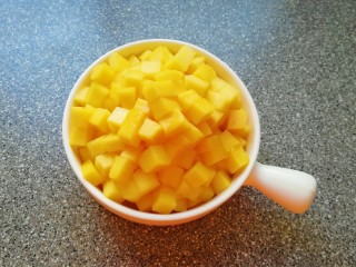 4、牛奶芒果西米露,大芒果去皮去核切成小块备用。