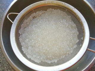 6、牛奶芒果西米露,焖好的小西米放在网筛里面用凉水冲洗几遍,沥干水分备用。