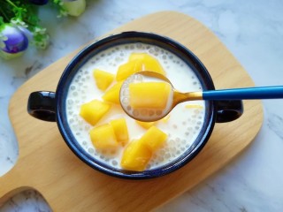 15、牛奶芒果西米露,尝一口。