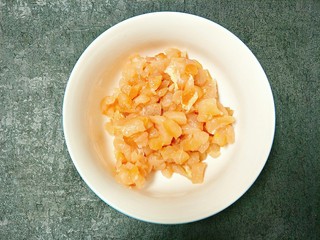 2、土豆鸡胸肉丁,切成丁