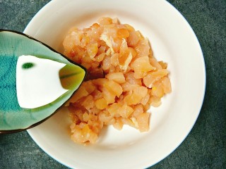 3、土豆鸡胸肉丁,加入料酒