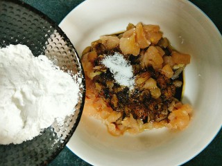 6、土豆鸡胸肉丁,淀粉，拌匀以后腌制20分钟。