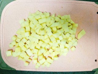 7、土豆鸡胸肉丁,土豆削皮切成小丁
