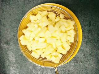 8、土豆鸡胸肉丁,用水冲一下晾干