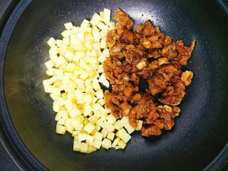 11、土豆鸡胸肉丁,放入腌好的鸡胸肉