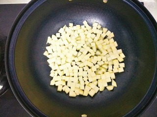 10、土豆鸡胸肉丁,放入土豆丁中火煎至两面金黄