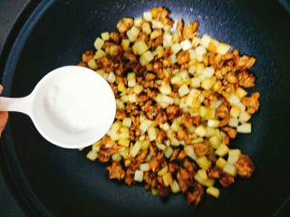 12、土豆鸡胸肉丁,翻炒以后加入1克盐