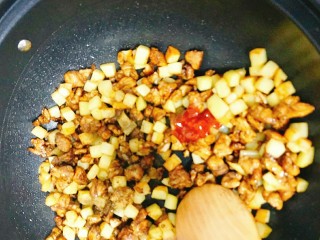 13、土豆鸡胸肉丁,加一小袋番茄酱，十三香翻炒，最后加入鸡汁，大火炒一下出锅