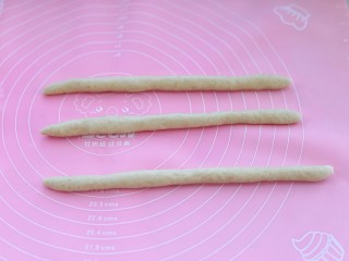 8、全麦辫子面包,把松弛好的面团每三个一组，分别搓成长条状