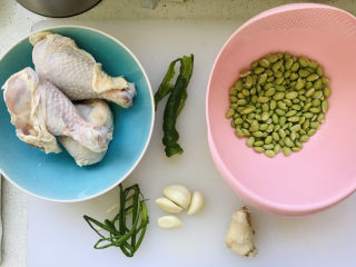 1、毛豆炒鸡丁,所有用到的食材（干红椒忘记入镜了）都在这里；