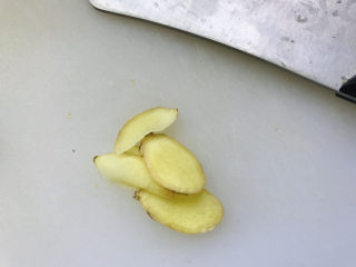 2、毛豆炒鸡丁,鲜姜切片；