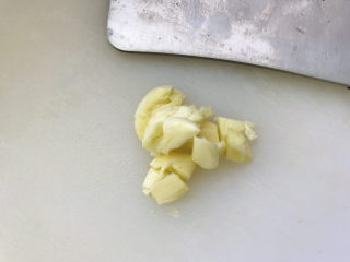 3、毛豆炒鸡丁,大蒜用刀拍碎即可；