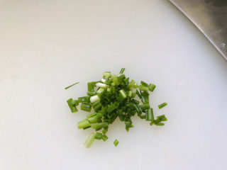 4、毛豆炒鸡丁,小葱切成葱花；