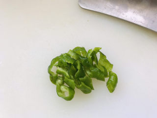 5、毛豆炒鸡丁,青椒切小段，干红椒切碎；