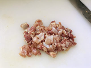 6、毛豆炒鸡丁,鸡腿去骨去皮切成小丁；