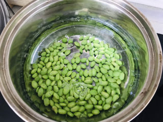 8、毛豆炒鸡丁,沸水煮8分钟；