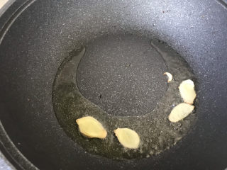 11、毛豆炒鸡丁,放入姜片煎出香味儿；