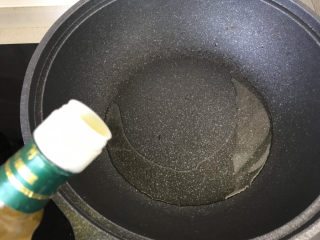 10、毛豆炒鸡丁,起锅烧油，再倒一勺藤椒油，没有藤椒油也可以放花椒粒炸香后捞出；